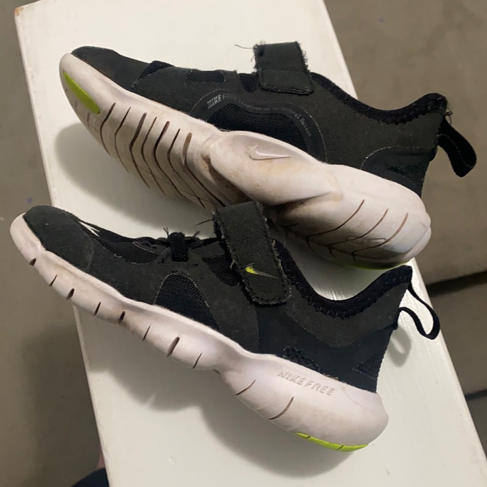 Black Nike Free kids shoes